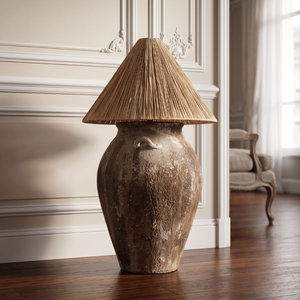 Lampe sur pied rustique en terre cuite, avec une base en céramique antique à deux poignées et un abat-jour en paille de raphia naturelle - Product Image 3