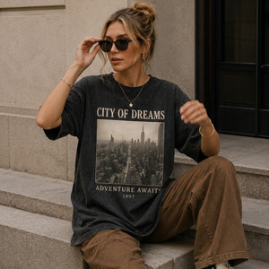 เสื้อยืดผู้หญิงลำลองทรงโอเวอร์ไซส์ คอกลม แขนสั้นแบบดรอปโชว์เดอร์ ผ้าถักระบายอากาศ พิมพ์ลายด้วยเทคนิคฮีททรานเฟอร์ น้ำหนัก 280 กรัม - Product Image 1