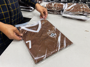 Conjunto de Uniforme de Fútbol al por Mayor para Equipos, Camiseta y Pantalones Cortos de Fútbol Personalizados con Tela de Control de Humedad para Clubes y Escuelas - Product Image 6