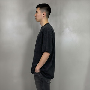 เสื้อยืดผู้ชายทรงหลวม น้ำหนัก 180 กรัม ผ้าฝ้ายถัก 100% ระบายอากาศได้ดี ไม่ยับง่าย เป็นมิตรต่อสิ่งแวดล้อม รับผลิตแบบ OEM พร้อมสกรีนโลโก้ตามสั่ง - Product Image 2