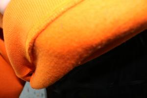 เสื้อสเวตเชิ้ตคอเต่าสีส้ม MANA TOA ปักลายสีดำ 100% ด้วยด้ายคุณภาพสูง - Product Image 5