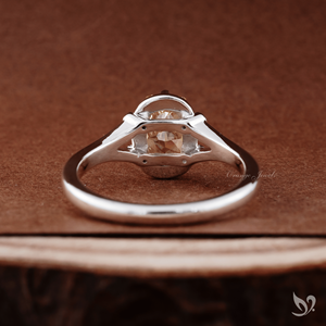 Anillo de compromiso con diamante curvado alargado de color amarillo intenso, certificado por IGI, de 1.53 quilates, con engaste en oro de 10 quilates. - Product Image 3