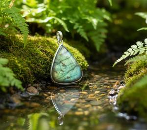 จี้ห้อยคอรูปปีกสไตล์โบฮีเมียนทำจากลาบราดอไรต์ธรรมชาติและเงินทิเบตสำหรับผู้หญิง - Product Image 6