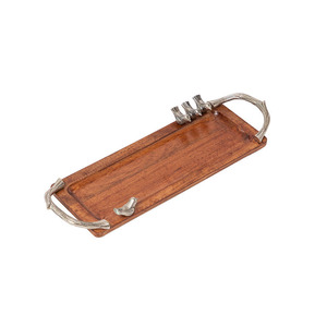 Plateau de service rectangulaire élégant en bois, avec une finition bois riche et des poignées uniques en forme de branche argentée décorées d'oiseaux - Product Image 1