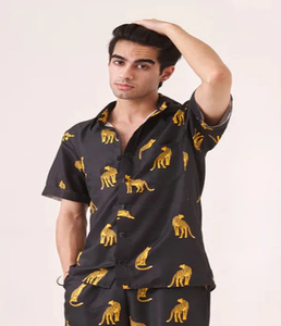 Chemise blanche unique à imprimé léopard en coton mélangé pour homme, manches courtes, confortable, décontractée pour l'été, le travail, les voyages et les loisirs - Product Image 1