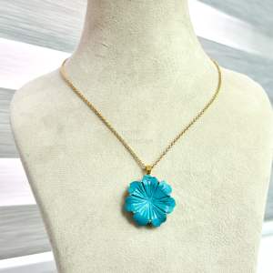 Collier pendentif fleur en turquoise bleue de qualité AAA pour femme, sculpté à la main, avec pierre précieuse en turquoise de qualité AAA, pendentif floral en cristal, vente en gros - Product Image 1