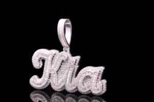 Colgante de Aleación Chapada en Oro Premium con Diamantes CZ Estilo Hip Hop - Product Image 3