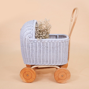 Precioso cochecito de muñecas de mimbre, carrito de juguete para muñecas, juguete de rol de fábrica vietnamita - Product Image 1
