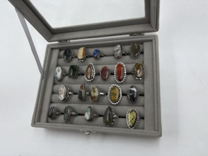 Lot de bagues en laiton avec pierres précieuses assorties, sertissage clos, pierres naturelles mélangées, bijoux de mode, fabricant en gros - Product Image 1