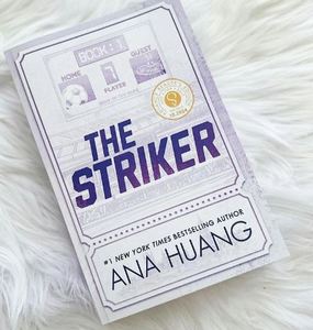 หนังสือเดอะ สไตรเกอร์ โดยอานา หวง หนังสือปกอ่อน หนังสือเรื่องราวความรักเกี่ยวกับกีฬา นวนิยายขายดี - Product Image 3