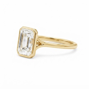 Anillo de Compromiso con Moissanita Corte Esmeralda, Bañado en Oro Amarillo, Engaste de Bisel, Estilo Geométrico Clásico para Mujer - Product Image 4