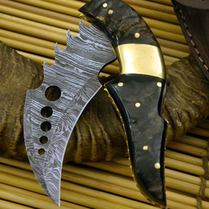 Cuchillo de Caza de Acero de Damasco con Hoja Dentada de Punta Trasera, Mango de Madera y Funda de Cuero para Uso en Exteriores y Camping - Product Image 1