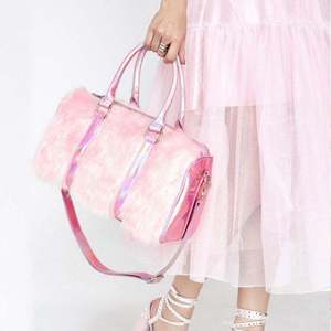 Sac de sport en fausse fourrure rose avec bordure holographique, fermeture éclair, sac de sport, sac de fitness, sac de voyage portable - Product Image 6