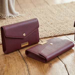 กระเป๋าคลัทช์หนัง Regal Three Fashion Wear สีแดง สายสะพายโซ่แบบไขว้ ดีไซน์หรูหรา ใช้ได้ทุกฤดู กระเป๋าหนังขนาดเล็กสำหรับผู้หญิงและผู้ชาย - Product Image 6