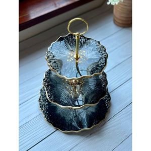 Support à gâteau élégant en résine pour la décoration de table de fête pour les célébrations et les occasions spéciales - Product Image 1