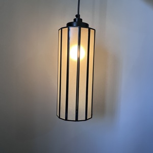 Luminaire suspendu long en verre noir et blanc avec LED, cadre métallique blanc chaud doux et lampe de plafond intégrée - Product Image 2