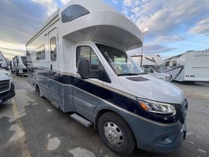 Camping-car Winnebago 2024 pour 4 à 6 personnes, idéal pour les voyages en plein air - Product Image 1