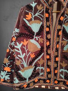 Veste en velours de coton tricoté brodée à la main, style Suzani ouzbek vintage, chic bohème, artisanale et éthique, broderie florale - Product Image 2