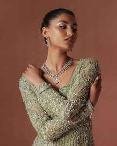 Robe de mariée élégante avec un design en dentelle et satin à épaules dénudées, parfaite pour la célébration de mariage de la mariée moderne - Product Image 3