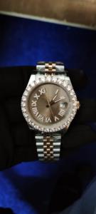 Montre de luxe personnalisée en acier inoxydable bicolore or rose, avec cadran serti de diamants et mouvement mécanique - Product Image 3