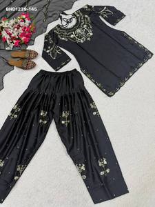 Colección Premium de Satén Japonés con Bordado y Lentejuelas, Trajes Farshi Salwar Listos para Usar a Precio de Mayoreo - Product Image 3