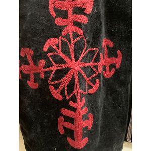 Veste en velours noir pour femme, col rabattu, broderie géométrique rouge, ouverte sur le devant, manches longues - Product Image 4