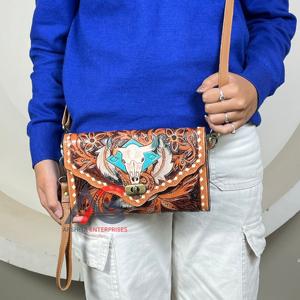 Sac bandoulière mini en cuir de vachette, style western, fait main, avec motifs crâne et fleurs, nouveau design, pour femme - Product Image 1
