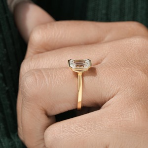 Anillo de Compromiso con Diamante Cultivado en Laboratorio con Corte Esmeralda, Diseño Elegante, en Oro Amarillo de 14K, Anillo de Diamantes Finos para Mujer - Product Image 4
