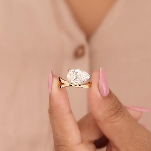 แหวนหมั้นมอสซาไนต์ทรงลูกแพร์ ดีไซน์เกลียวทันสมัย เครื่องประดับเจ้าสาว เงินแท้ 925 ชุบทอง 14K - Product Image 3