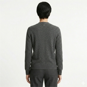 Cardigan en laine mérinos pour femme avec logo personnalisé, texture brossée, col en V, manches longues, pull de haute qualité, pull en tricot doux et raffiné - Product Image 6