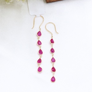 Pendientes colgantes lineales de oro amarillo de 18k con rubíes naturales en forma de pera y múltiples piedras engastadas al estilo bisel, de Memoria Jewels, al por mayor. - Product Image 1