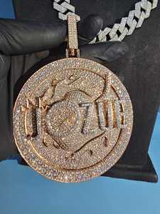 Colgante circular con letra personalizada de moissanita VVS, estilo hip hop, con incrustaciones de dos tonos, colgante de plata 925 chapado en oro para él. - Product Image 2