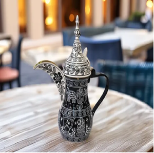 Cafetière Dallah antique en métal, ornée de motifs gravés complexes et de chaînes traditionnelles, à prix de gros. - Product Image 4