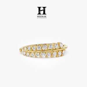 Anillo de Lujo con Hoja de Olivo y Diamante Cultivado en Laboratorio, Oro Amarillo de 14K, Anillo de Diseño Botánico con Pluma - Product Image 2