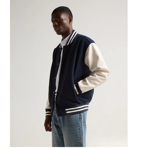 Veste de baseball pour homme style hip-hop vintage personnalisée, en toile brodée, avec blocs de couleur et manches en cuir - Product Image 4