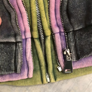 Sudadera con capucha para hombre con cremallera, diseño de paneles de dos colores, estilo moderno, ropa urbana, corte holgado, tela premium, estética minimalista. - Product Image 5