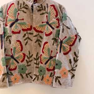 Chaqueta de terciopelo Suzani de lujo hecha a mano con bordado de mariposas, abrigo bohemio llamativo para festivales, blazer con toque artístico. - Product Image 4