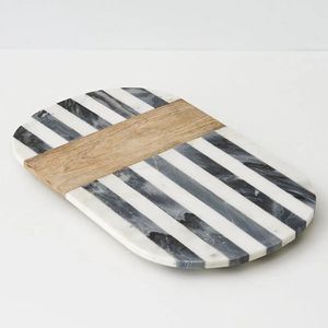 Planche à découper en marbre blanc design pour une décoration de cuisine haut de gamme, ajoutant une touche de luxe en pierre. - Product Image 4