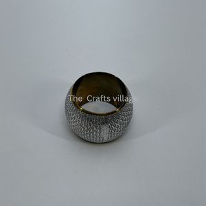 Anneau de serviette rond en métal avec motif traditionnel, décoration de table durable, accessoire de table élégant pour la décoration de table de mariage ou de fête - Product Image 2