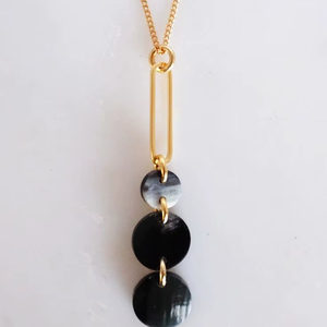 สร้อยคอทำจากเขาสัตว์ธรรมชาติ ดีไซน์เรียบหรู เหมาะสำหรับการแต่งกายสไตล์ร่วมสมัยและลุคเครื่องประดับที่ดูมีระดับ - Product Image 1