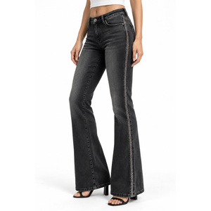 Jeans de mezclilla acampanados de tiro medio con pedrería para mujer - Negro lavado, ajuste ceñido con detalles bordados - Product Image 3