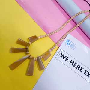 Collar Artesanal de Cuerno de Búfalo con Cuentas de Madera Natural y Colgantes Trapezoidales para Joyería de Estilo Étnico y Bohemio Elegante - Product Image 3