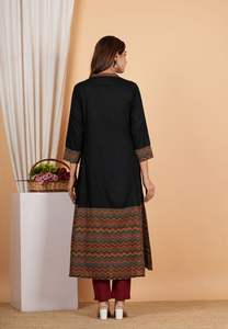 Kurta negra de rayón con estampado en zigzag para mujer, corte en A, con dupatta a juego, largo hasta la pantorrilla, cuello mandarín, mangas tres cuartos, ropa étnica. - Product Image 2
