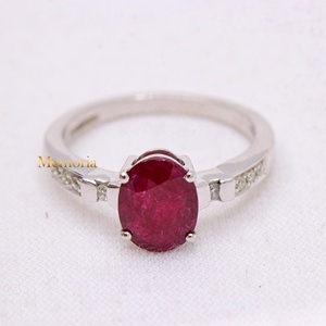 Bague solitaire en or blanc 14 carats avec rubis naturel ovale et accent de diamants sertis à griffes, collection Memoria Jewels, vente en gros - Product Image 1