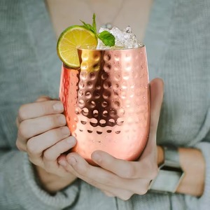 Juego de 2 Vasos de Vino de Cobre Martillado de Acero Inoxidable, Diseño Moderno Curvo, Vasos Duraderos para Fiestas y Reuniones Familiares - Product Image 3