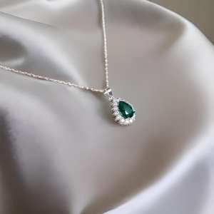 Pendentif en argent sterling avec émeraude en forme de goutte, serti de halo de zircons cubiques, bijoux en pierres précieuses faits à la main pour femmes et enfants, vente en gros - Product Image 1