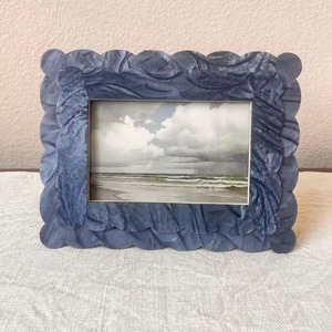 Cadre photo moderne en résine écologique, durable, portable, à bord festonné, couleur personnalisée, taille sur mesure, fait main, pour table, haut de gamme - Product Image 2