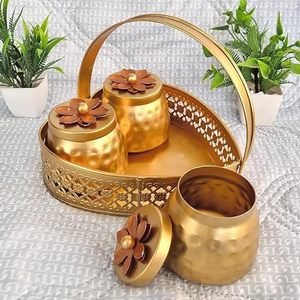 Ensemble de pots à épices en métal doré avec couvercles à fleurs rouges dans un panier en forme de cœur pour le rangement de la cuisine - Product Image 6