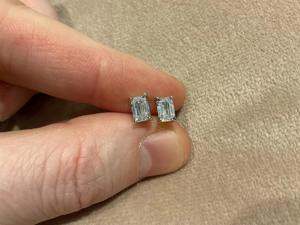 Élégantes boucles d'oreilles clous en diamant de laboratoire taille émeraude 1 carat, or massif 14K plaqué rhodium, style minimaliste, cadeau idéal pour fête ou anniversaire, pour femme - Product Image 3