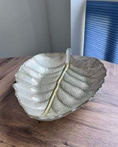 Plato de Servir Minimalista de Aluminio con Forma de Hoja para Decoración de Comedor Moderno, Ofrece un Diseño Limpio con Silueta Inspirada en la Naturaleza - Product Image 5